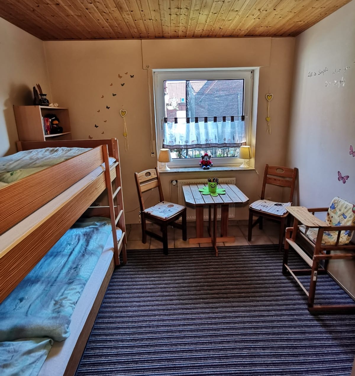 Kinderzimmer mit Etagenbett und Spielzeug