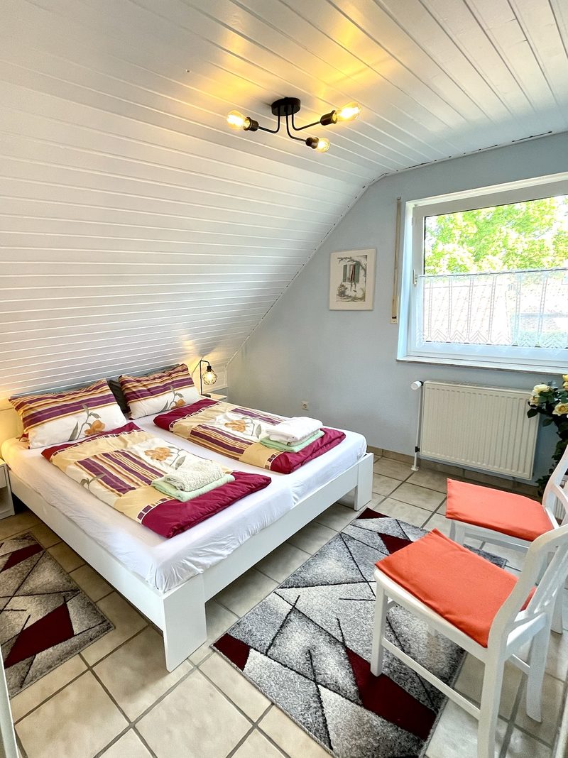 Erstes Schlafzimmer mit Doppelbett