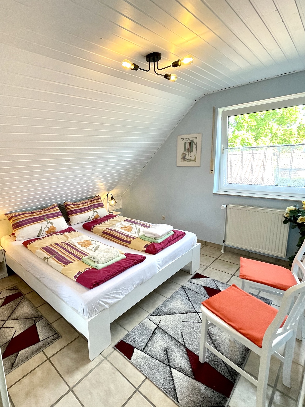 Erstes Schlafzimmer mit Doppelbett